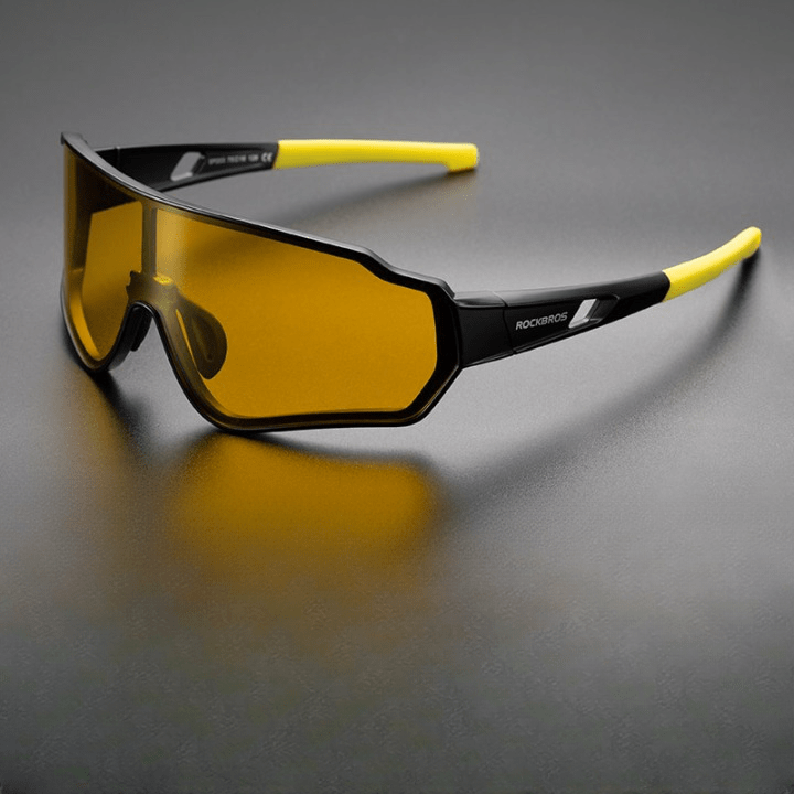 Photochromic Cycling Glasses