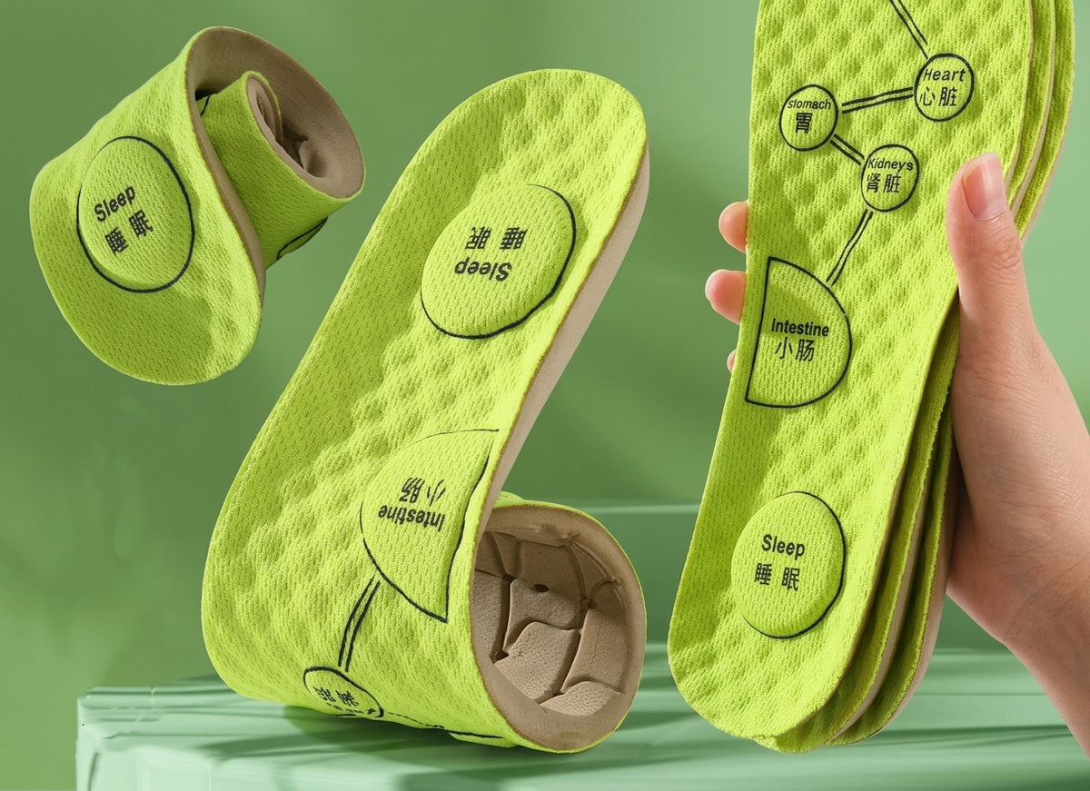 Three acupressure insoles are displayed against a green background.