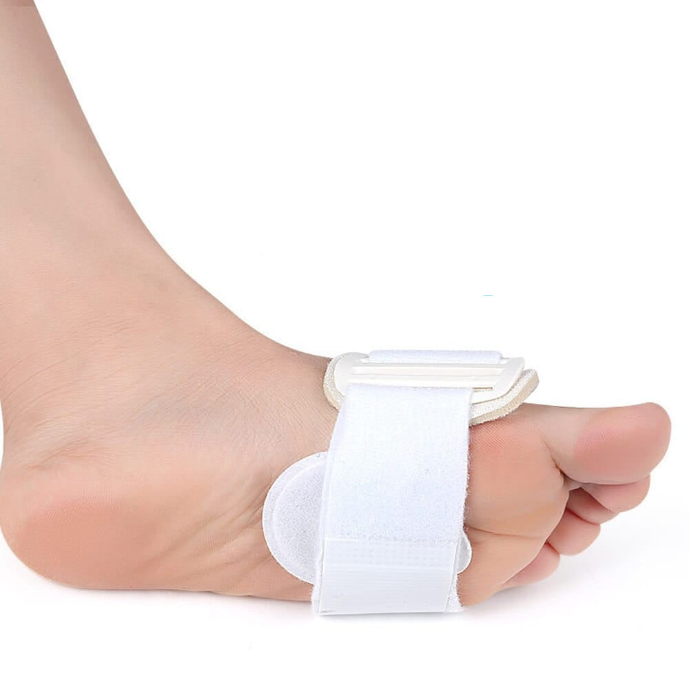 An active individual wearing the slim hallux valgus arch pads.